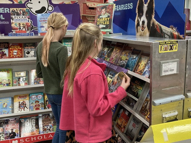 5th graders picking out books.